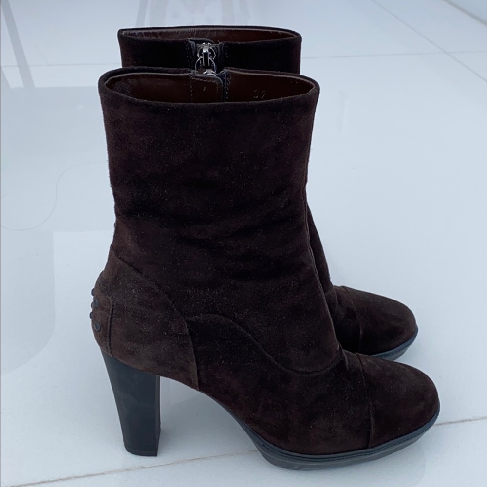 Brown suede Tod’s heeled booties